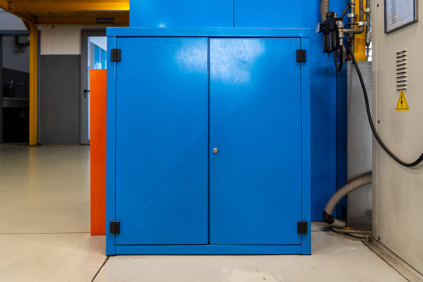 Armadio con Porta a Battente