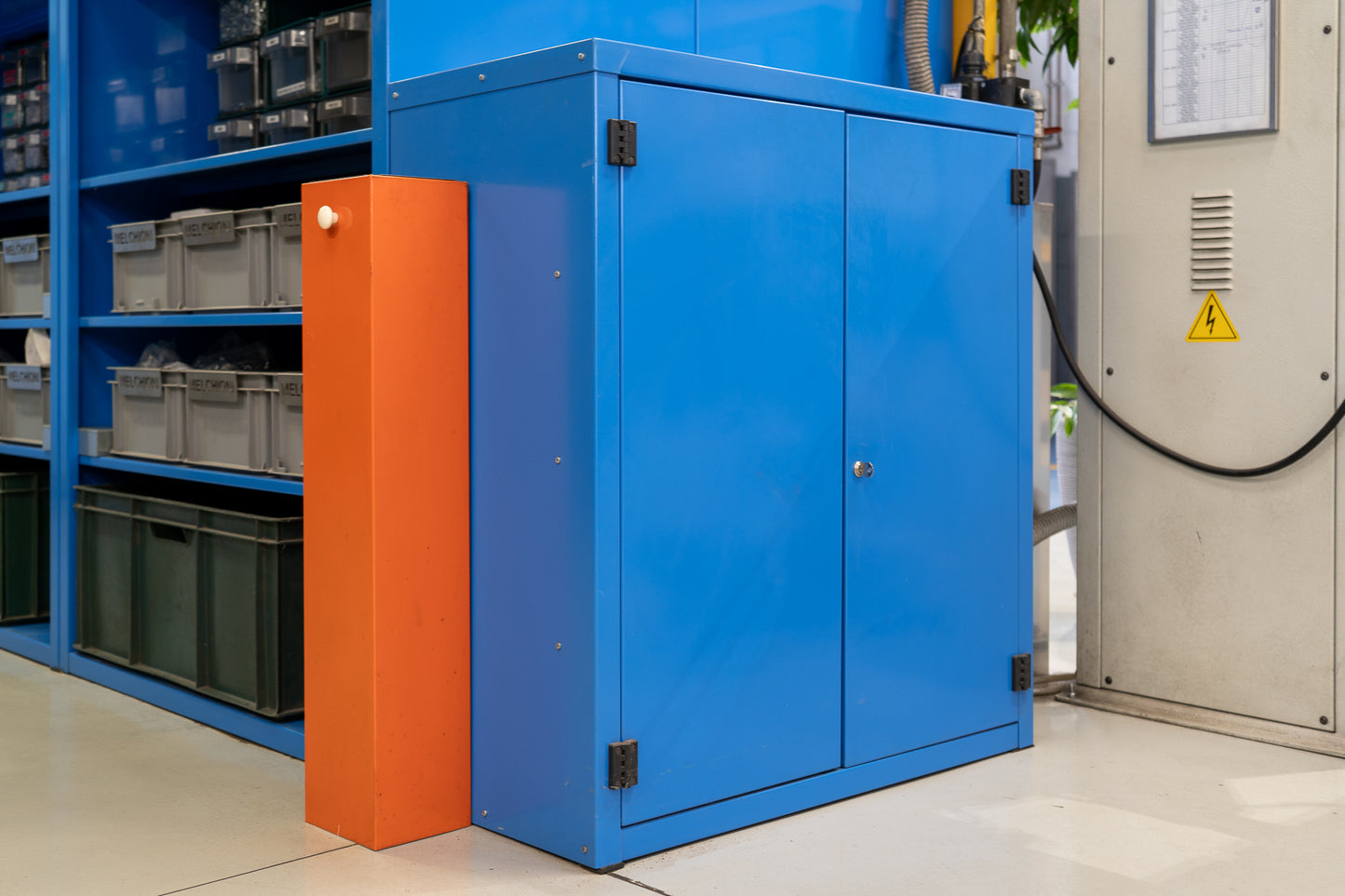 Armadio con Porta a Battente