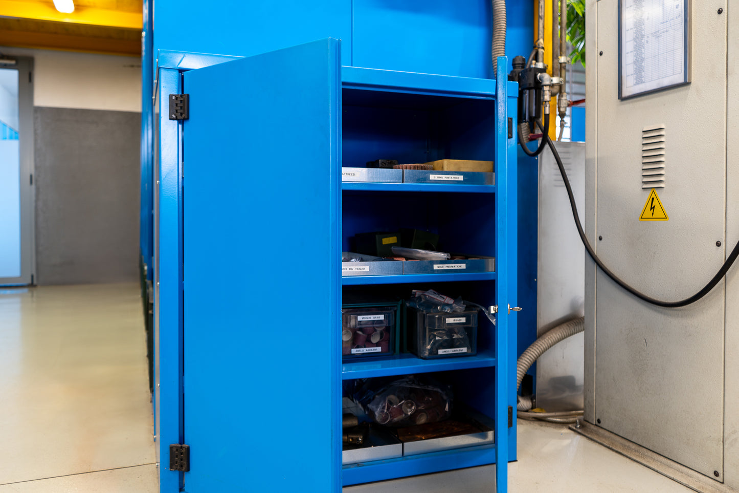 Armadio con Porta a Battente