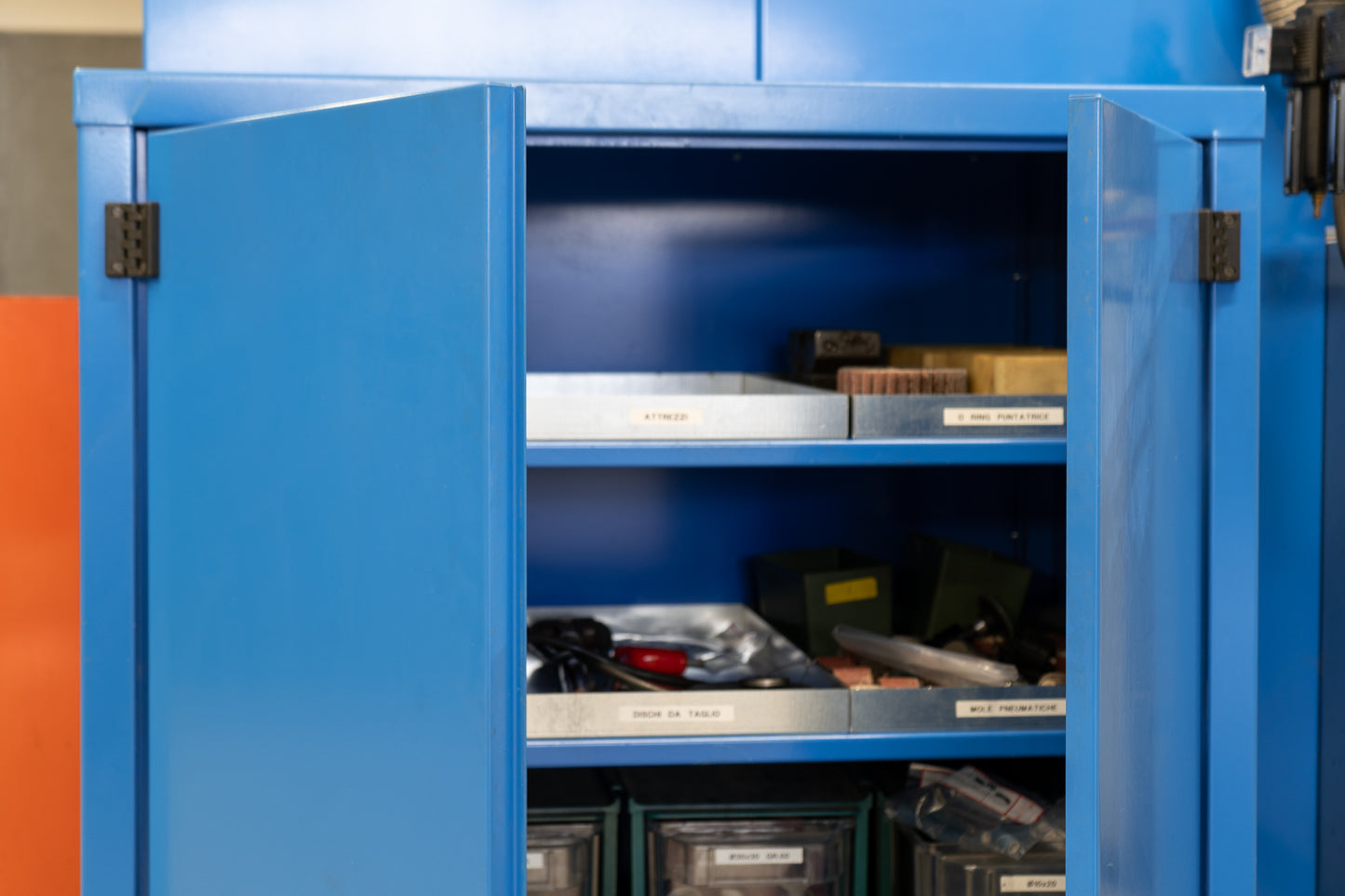 Armadio con Porta a Battente