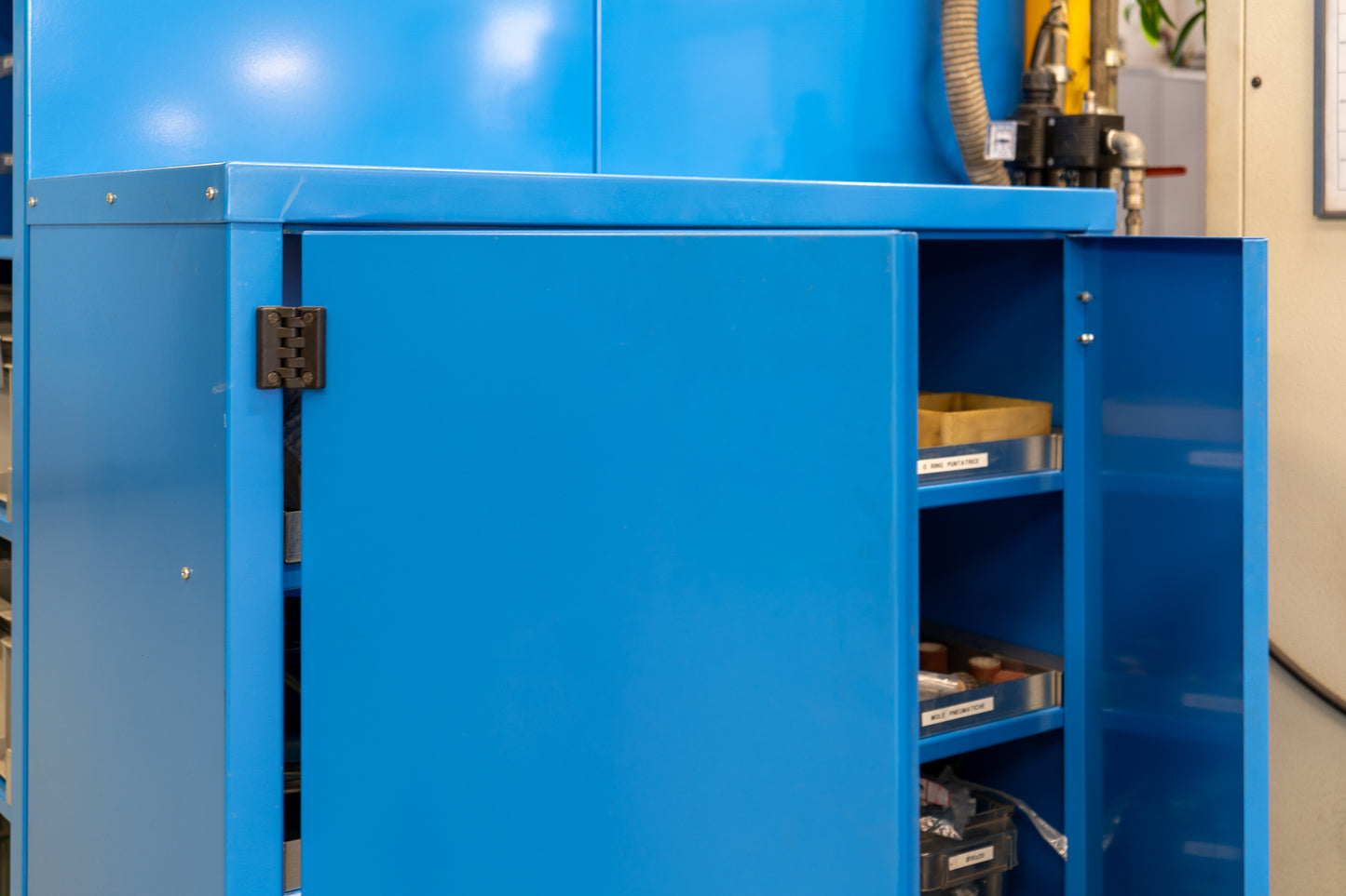 Armadio con Porta a Battente